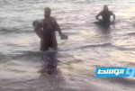 وفاة طفل غرقاً بشاطئ أجدابيا وتحذيرات من السباحة حتى السبت