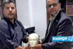 مواطن يسلم رأس تمثال رخامي وعملات أثرية عثر عليها في مقبرة قديمة