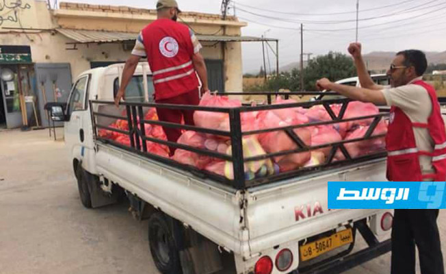«الهلال الأحمر» فرع ترهونة توزع سلالاً غذائية على النازحين والمحتاجين بالمدينة