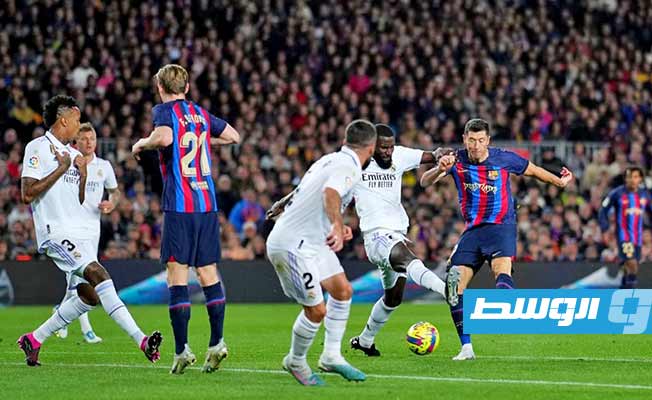 برشلونة وريال مدريد وأتلتيكو تبدأ معركة تكسير العظام في موسم التقشف بالدوري الإسباني
