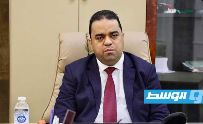 العابد يؤكد أهمية الربط الإلكتروني بين «العمل» ومكتبها في مسلاتة