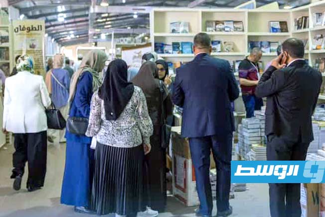 أسعار الكتب تثير جدلاً بين زوار معرض النيابة العامة للكتاب