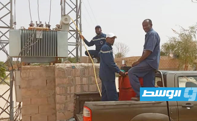 حملة تزويد محولات محطات الكهرباء بالزيت تصل إلى تراغن (صور)