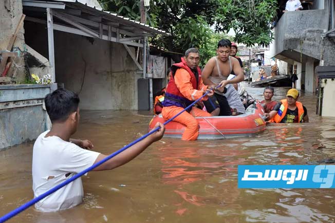 أكثر من 800 قتيل في فيضانات بإندونيسيا