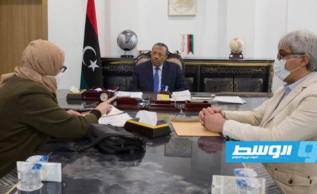 الثني يطلع على احتياجات مركزي سبها وبنغازي الطبيين