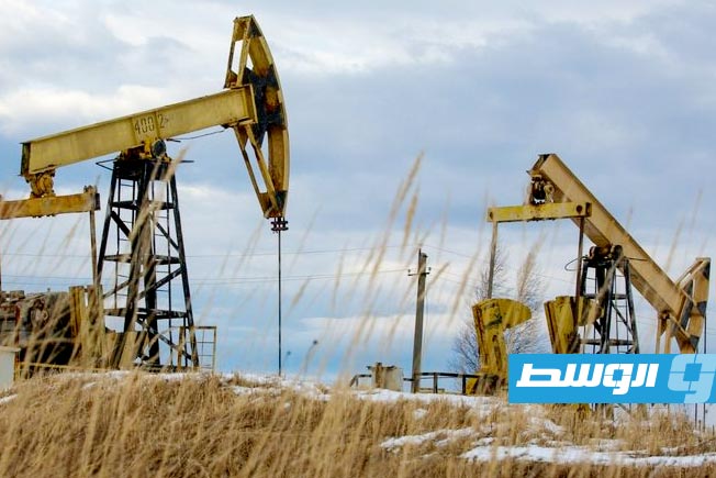 أسعار النفط تنخفض مع مخاوف بشأن فائض المعروض