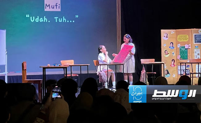 ممثلون شباب يؤدون أول مسرحية موسيقية للصم في إندونيسيا