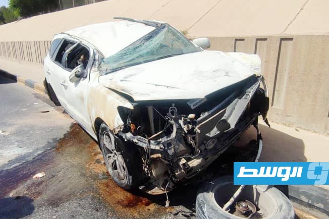 انقلاب سيارة ودراجة نارية بالطريق السريع في طرابلس