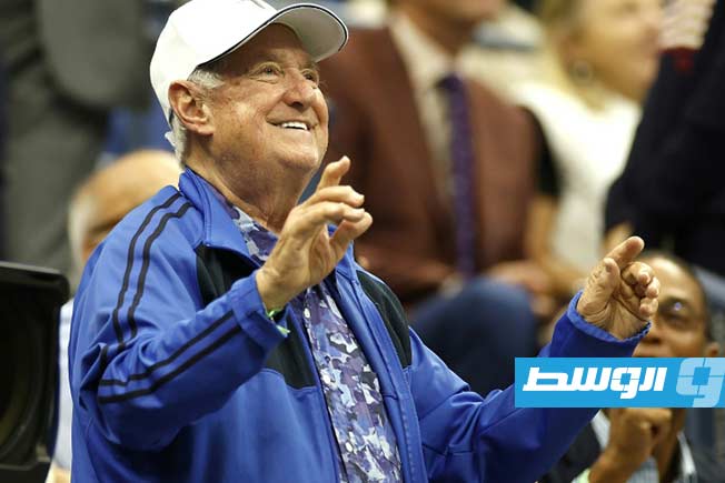 وفاة المغني وكاتب الأغاني الأميركي نيل سيداكا عن 86 عاما