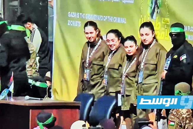 بالصور.. المقاومة تسلم 4 أسيرات مجندات إسرائيليات بزيهن العسكري في غزة