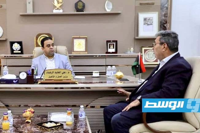 العابد يبحث آليات تنظيم مكتب العمل ببلدية طرابلس المركزي