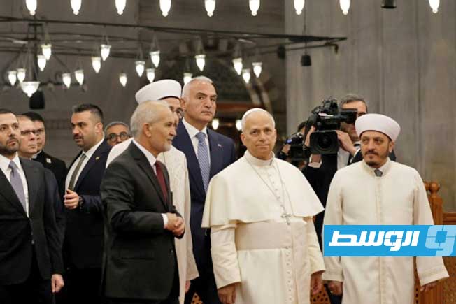 خلع حذاءه وقضى 15 دقيقة ..بابا الفاتيكان يزور الجامع الأزرق في اسطنبول