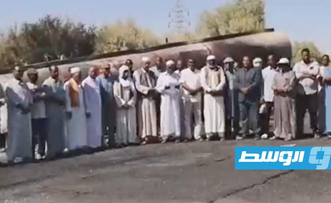 أهالي الوادي الأبيض في أوباري يهددون بإغلاق طريق الحقول النفطية