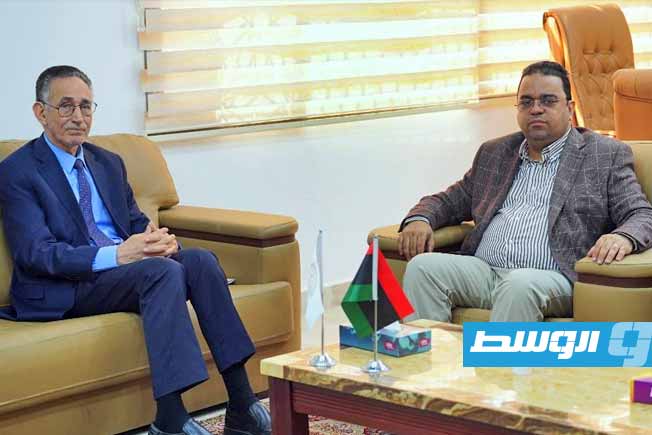 الحويج والعابد يبحثان تنظيم العمالة الأجنبية وضبط المخالفات