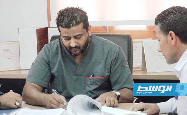 اعتماد عقود 30 طبيبا صيدليا بمركز طبرق الطبي