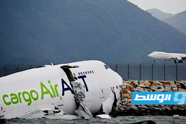 مقتل شخصين بحادث اصطدام طائرة شحن بمركبة في مطار هونغ كونغ