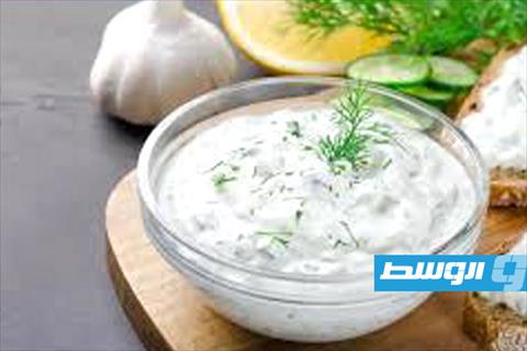 سلطة الزبادي بالخيار.. وصفة منعشة بطعم خفيف وسريع التحضير