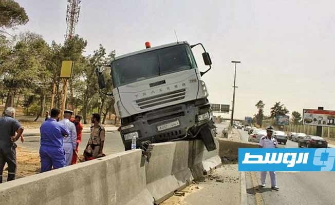 حادث مروري لشاحنة نقل وقود على طريق سريع في طرابلس