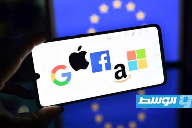 لندن تسعى لدفع غوغل وآبل إلى فتح أنظمتهما أمام المنافسة