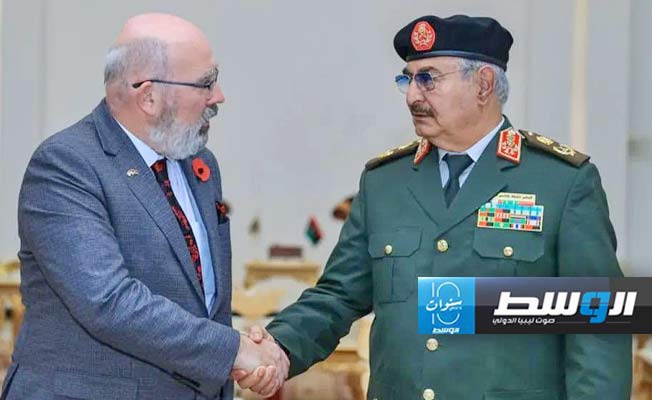 سفير بريطانيا عن لقائه مع حفتر: أجرينا حوارا صريحا بشأن التحديات السياسية والأمنية