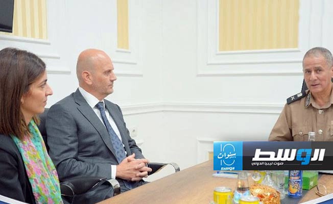 «الداخلية» والصليب الأحمر تبحثان خطط تدريبية لتعزيز كفاءة الشرطة