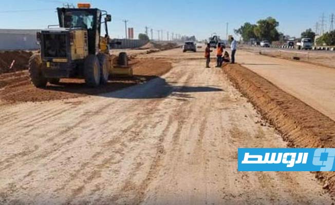 استمرار أعمال رصف الطريق الساحلي في مصراتة
