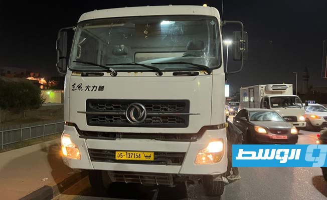 شاحنة تتسبب في ازدحام على الطريق السريع بطرابلس