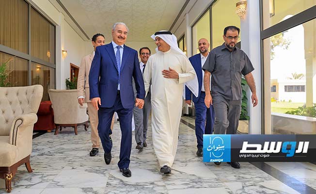 حفتر يستقبل وفد «جلوبال بلدرز» الإماراتية برئاسة العبار (صور)