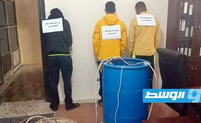 ضبط ثلاثة عمال وافدين يقومون بتوصيل الكهرباء بطريقة غير شرعية بمقابل مالي