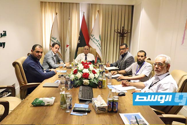مؤسسة النفط و«أجوكو» تبحثان الاستفادة من الغاز المصاحب في حقلي مسلة والسرير