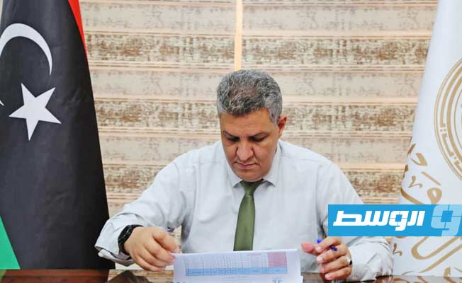 المقريف يوجه بسرعة حصر الكتب الدراسية المتضررة في درنة لتوفير بديل