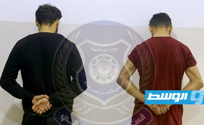 ضبط متهمين بسرقة سيارة وتهديد مواطن بالقتل في مصراتة