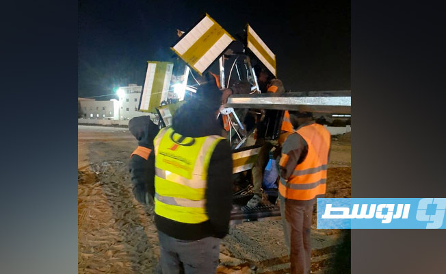 بدء تركيب أعمدة إنارة في مفارق الطرق الرئيسية بسرت