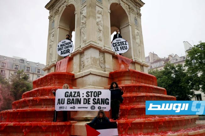 تنديدًا بـ«حمام الدم» في غزة.. ناشطون يصبغون نافورة في باريس باللون الأحمر