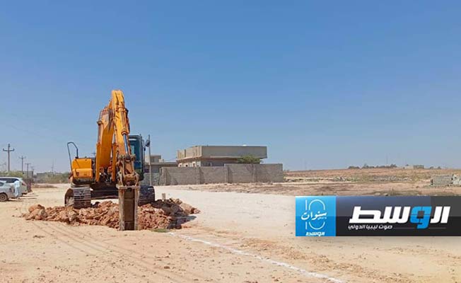 بدء تنفيذ شبكة صرف صحي للحي السكني في طريق الميناء بالخمس