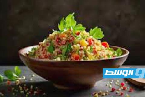 سلطة كينوا بالبرغل والبصل والجبن