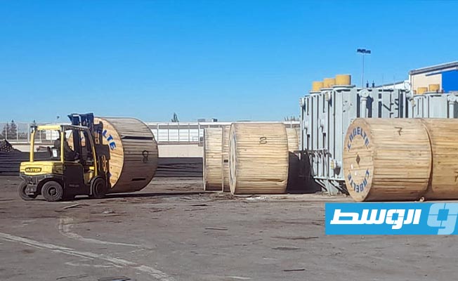 وصول بكرات كوابل وقطع غيار إلى مخازن شركة الكهرباء