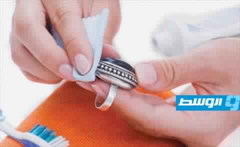 4 طرق لإعادة الفضة كالجديدة