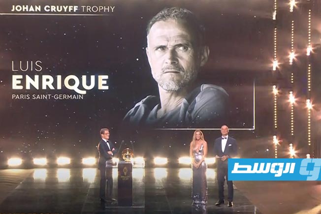 لويس إنريكي يتوج بجائزة أفضل مدرب في العالم 2025