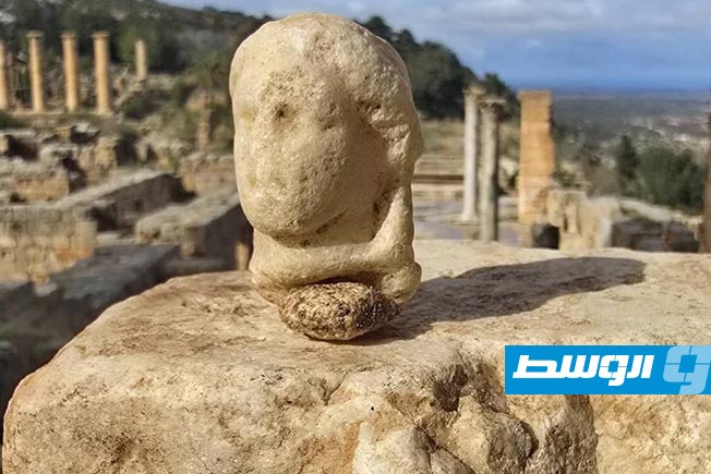 باحث آثار يعثر على قطعة أثرية في أحد مجاري شحات ويسلمها