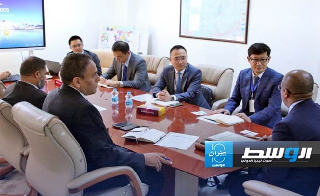 عبدالصادق يبحث مع «هواوي» تصنيع الألواح الشمسية محليًّا