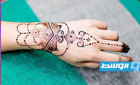 حيل لإزالة رسوم الحنة من اليد
