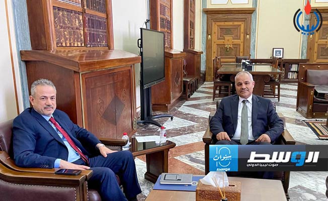 بن قدارة وعيسى يناقشان آلية تمويل «المركزي» مشروعات زيادة إنتاج النفط