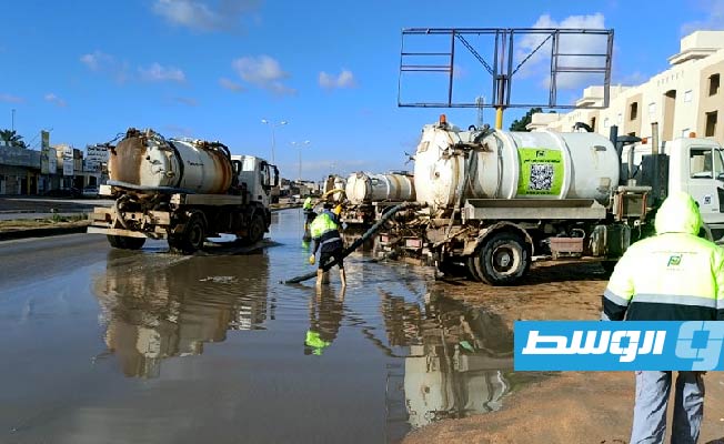 استمرار شفط مياه الأمطار بالطريق الساحلي