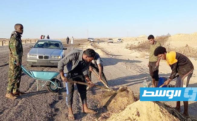 شباب متطوعون يصلحون طريق الجغبوب - طبرق