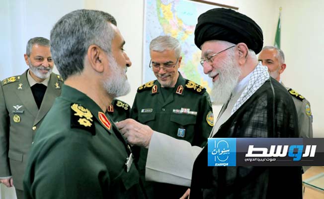 خامنئي يقلد قائد القوة الصاروخية للحرس الثوري وسامًا على الضربة ضد «إسرائيل»