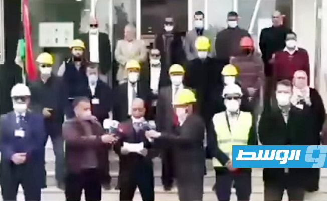 نقابة النفط تقرر التصعيد والاعتصام وتطالب الحكومة بتوضيح أسباب عدم تنفيذ قرار زيادة المرتبات