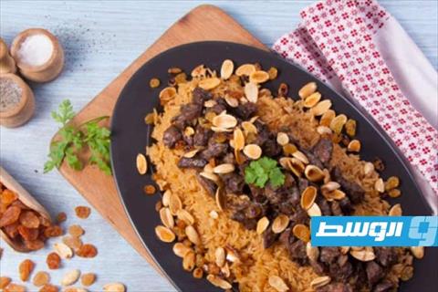 أرز بالكبد والبصل والمكسرات