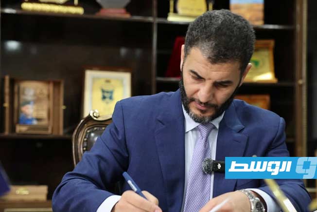 الطرابلسي يوقّع على قرارات الترقيات والتسويات المستحقة لموظفي وزارة الداخلية