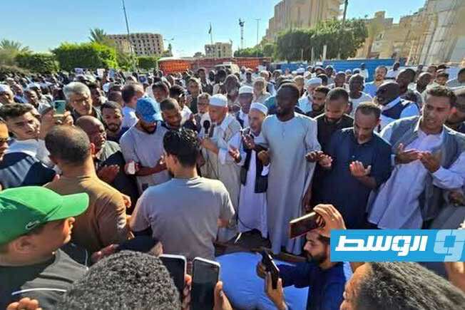 أداء صلاة الجنازة على الناشط عبدالمنعم المريمي بميدان الشهداء في الزاوية